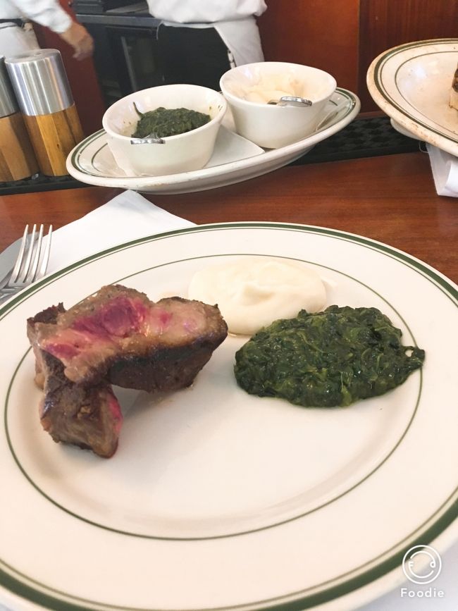 取り皿もアツアツ。<br />写真もそこそこにいただきます。<br />赤身と脂身がバランスよく混ざり、お肉の甘味をすごい感じます。<br />骨の重さをいれて12オンスなので２人で足りるかな～と思ってたけど、脂もしっかりのっているのですごいおなかいっぱいになりました。<br />付け合わせのクリームほうれん草が意外とあっさりおいしくて、いい味だしてました。<br /><br />と、ここでやっと日本からの忘れ物に気づきます。<br />購入したLeaLeaマガジンについているトロリーの引換券です。本当なら食後HISのカウンターにいって交換してもらい、翌日使う予定でした。<br />本当にすっっかり存在を忘れていました。浮かれ過ぎのズッコケ過ぎですね、自分…<br />せっかく2冊も買ったのに…笑<br /><br />気が動転していたのでこのあとのチーズケーキは撮っていないし覚えていません笑笑