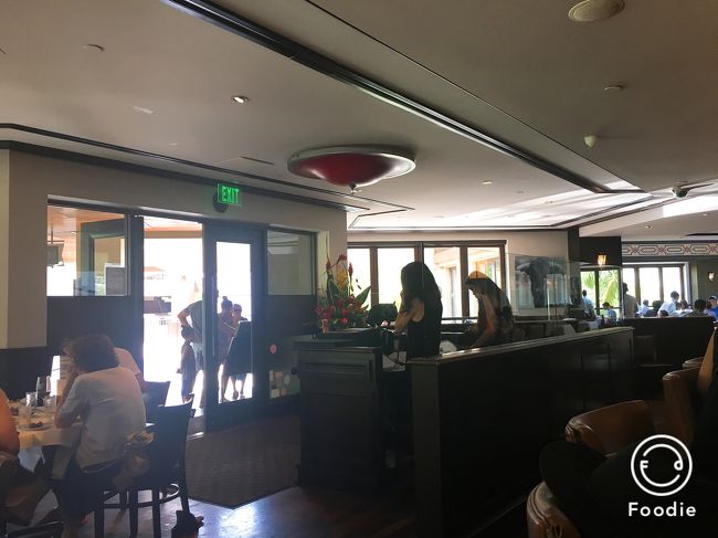 すんなり入れました！ハッピーアワーはカウンター席のみです。<br />着席してから入り口側を撮影。<br />入り口入って左手にウェイティング用のイスがあります。私たちがきてからも、ここに誰かが座っている様子はなかったので空いていたのですね。<br />ラッキーです！