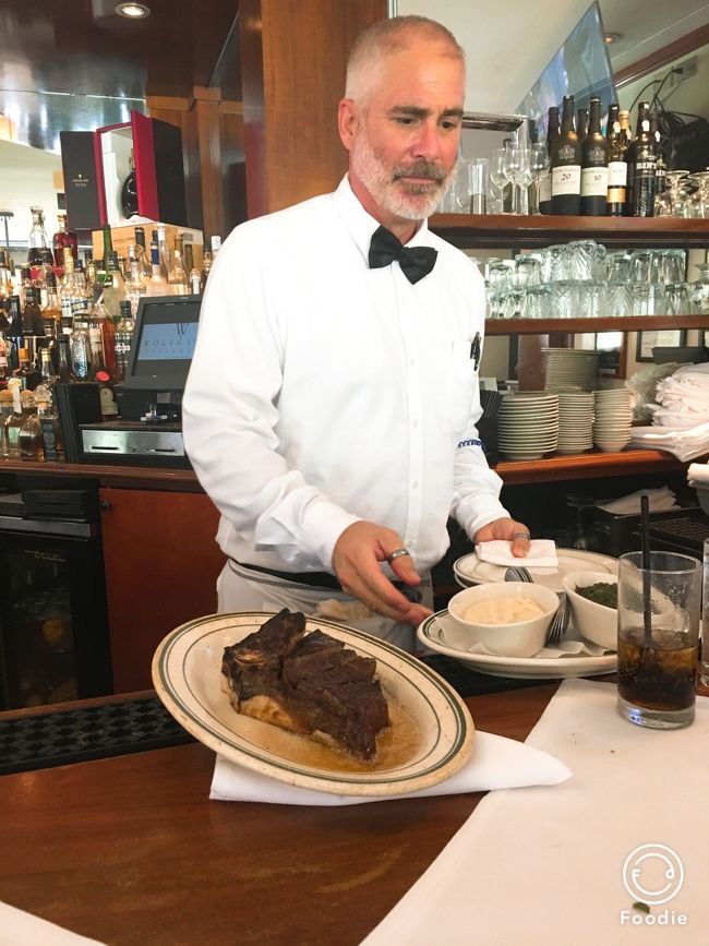 そして迷った挙句ここは軽く野生を取り戻そうとステーキを注文。<br />テイスト　オブ　ニューヨークです！<br />骨付きステーキ12オンス(約340グラム）にマッシュポテト、ほうれん草のクリーム、チーズケーキがついてきます。<br />サラダとはうってかわってアッツアツのお皿にのってお肉がやってきました！