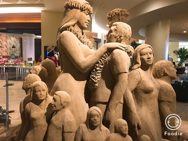 お腹もいっぱいになったので気を取り直して少しワイキキのホテルをフラフラお散歩します。<br />シェラトンのサンドアート。