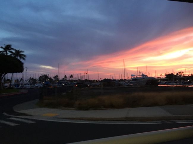 アラモアナからワイキキへ帰る途中のヨットハーバーで撮影。<br />綺麗な夕焼けが広がっていました。<br />ワイキキに着いたあと旦那にご飯を託して先にホテルに帰って寝てもらい、私はコココーブにサラダや飲み物を買いにいきました。