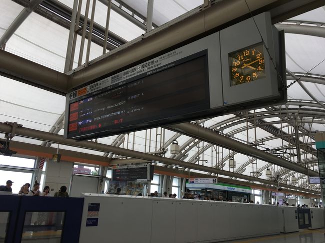 16:25日暮里発の京成スカイライナーを待っています。<br />東京はうだるような暑さです。<br />家を出発する前に浴びたシャワーが無駄になるほど汗が噴き出してきます。