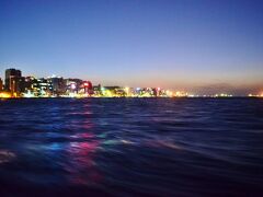 モルディブの首都、マレもこれまた島。
限られた国土なので超過密！海にいきなりそびえる街！