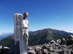 ８時前、聖岳に着きました　奥は赤石岳