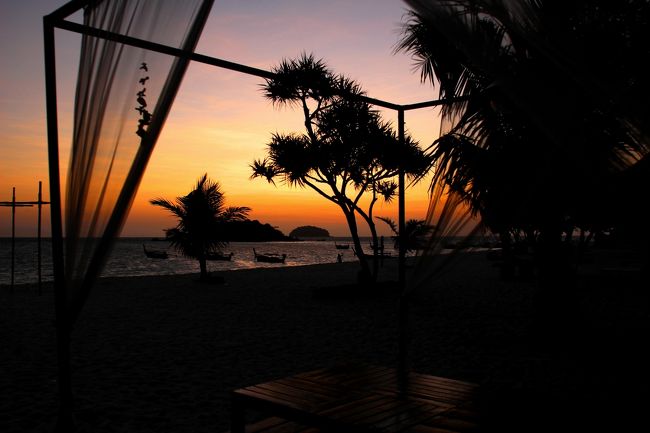 ☆Morning Glow of Sunrise Beach , Andaman Resort @ Koh Lipe Thai<br /><br />夕日鑑賞客は多いけど日の出鑑賞客はごくわずか。<br />１，３ｋｍにもおよぶ長～いSunrise Beachはどこからでも<br />日の出が見られるので観賞客が分散するのも理由です。