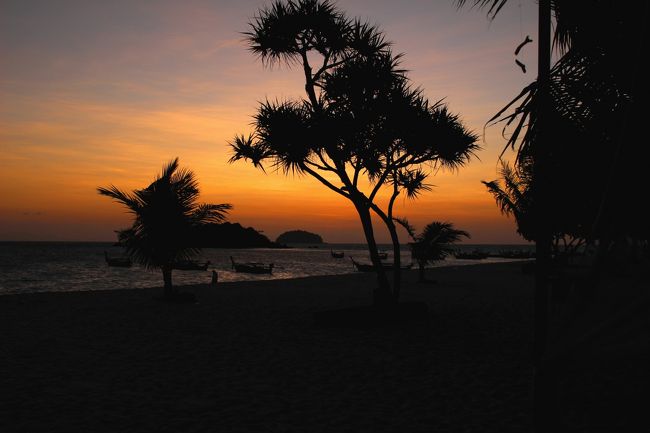 ☆Morning Glow of Sunrise Beach , Andaman Resort @ Koh Lipe Thai<br /><br />長～いSunrise Beachなのになぜ毎朝Andaman Resort 辺りで<br />写真を撮るかと言うと、<br />沖合いに小島（Koh Kra）があり、ビーチにも椰子の木やパンダナス、<br />ビーチパラソル、東屋など日の出写真に欠かせないアイテムが<br />色々そろっていて、ビーチが広くそれらを撮り込む適度な距離を取れるのが<br />大きなポイントです。