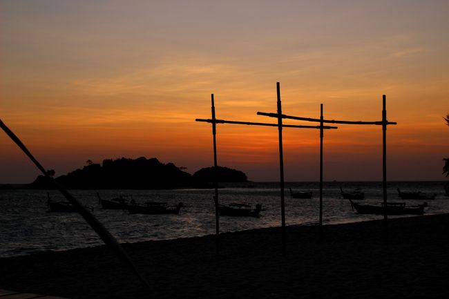 ☆Morning Glow of Sunrise Beach , Andaman Resort @ Koh Lipe Thai<br /><br />長～いSunrise Beachなので各リゾートに写真素材に適したアイテムは色々ありますが、そのアイテムと適度な距離を保てないと日の出とのバランスが悪くなります。