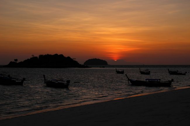 ☆Morning Glow of Sunrise Beach , Andaman Resort @ Koh Lipe Thai<br /><br />沖合いの島々もちょうどいい距離です。<br />左の小島がKoh Kra,<br />お椀を伏せたような小島がKoh Talakです。