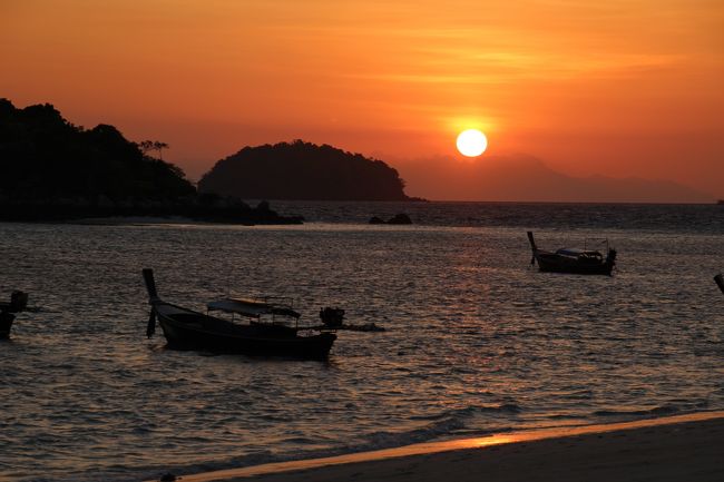 ☆Sunrise of Sunrise Beach Andaman Resort @ Koh Lipe Thai<br /><br />タイの日の出ですからロングテールボートも欠かせないアイテムです。