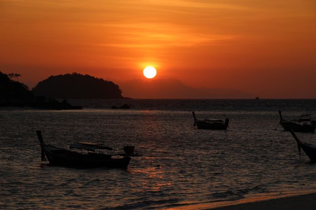 ☆Sunrise of Sunrise Beach Andaman Resort @ Koh Lipe Thai<br /><br />朝日が昇ってきた場所の島影は<br />お隣りマレーシアのランカウイ島です。<br />ギザギザの山はマッチンチャン山（７０９ｍ）。<br />リペ島はタイ最南端の国境の島々なのでマレーシアはすぐそこ。<br />タイ本土までは６５ｋｍありますが、ランカウイ島までは３７ｋｍ。<br />マレーシアの方が近いんです。