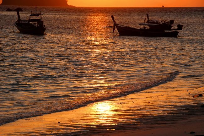 ☆Morning Glow of Sunrise Beach , Andaman Resort @ Koh Lipe Thai<br /><br />ラジオなんかもタイの放送よりマレーシア（ランカウイ島）の放送の方が<br />良く受信するので、聞こえてくる言葉は<br />スラマッパギ（こんにちは）スラマシアン（こんばんは）とか<br />テレマカシ（ありがとう）などマレー語（＝マレーシア語）ばかり、<br />ここは何処？って感じかも(^^ゞ。<br />ちなみに、インドネシアは第二次大戦後に島々の言語を統一するため<br />マレー語を参考に国語にしたのでマレー語とインドネシア語は良く似ています。<br />（※言語統一運動は戦前からあったそうです）