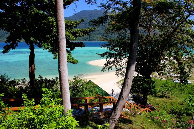 ☆Sandbar View from Mountain Resort , #16 @ Koh Lipe Thai<br /><br />すでに島巡りも島内偵察もスノーケリングも実行済みなので<br />とくだんすることもありません。<br />もう１回くらいIsland Hoppingに行っても良かったけれど<br />外洋は波が高く好きな場所に行けそうにないので<br />基本は部屋でのんびりです。