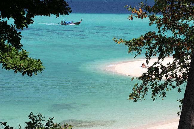 ☆Sandbar View from Mountain Resort , #16 @ Koh Lipe Thai<br /><br />『ぼ～っと、昼間からビールなんか飲んでんじゃねえよ！』と<br />突っ込まれそうですが、<br />ま、ビールは大人の数少ない特権ですから(^^♪。