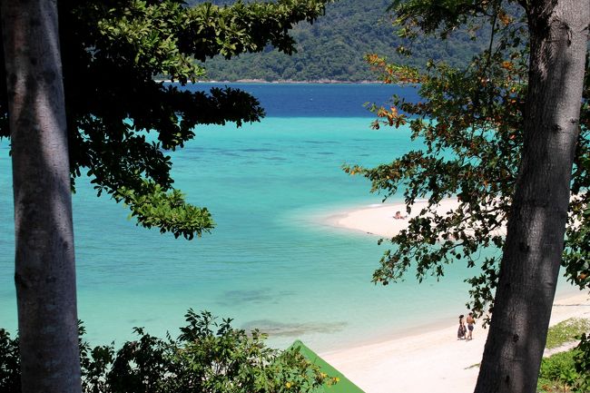 ☆Sandbar View from Mountain Resort , #16 @ Koh Lipe Thai<br /><br />ビールを飲みながら部屋から海が見られるのは至福の贅沢です。<br />いつでも冷えたビールが飲めるし、おつまみも色々持参しているし、<br />何よりトイレの心配がいりません(^^ゞ。<br />そりゃ、オヤジだから海パンはいたまま海の中で知らん振りして<br />できないわけではないけど<br />いくらオヤジでもやはり海ションは少しウシロメタイんです(^_^;)。