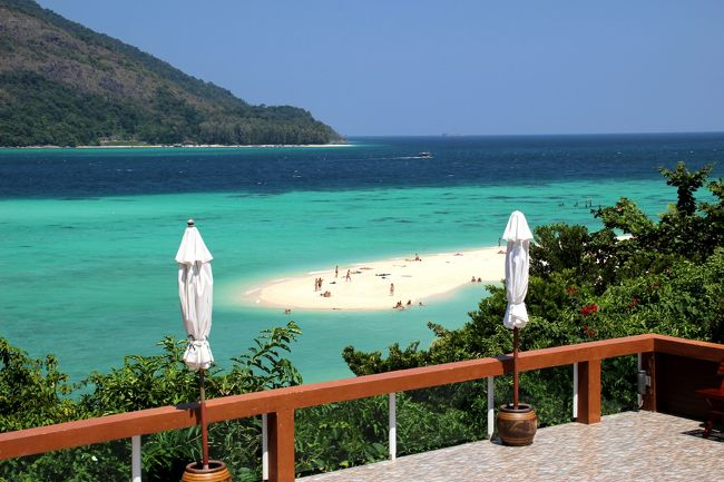 ☆Sandbar View from Mountain Resort , Free Terrace  @ Koh Lipe Thai<br /><br />砂州を眺めると昨日よりゲストは少なめ。<br />昨日は日曜、今日は月曜。<br />短い日程でやって来るタイ人やマレー人が帰ったからかも。