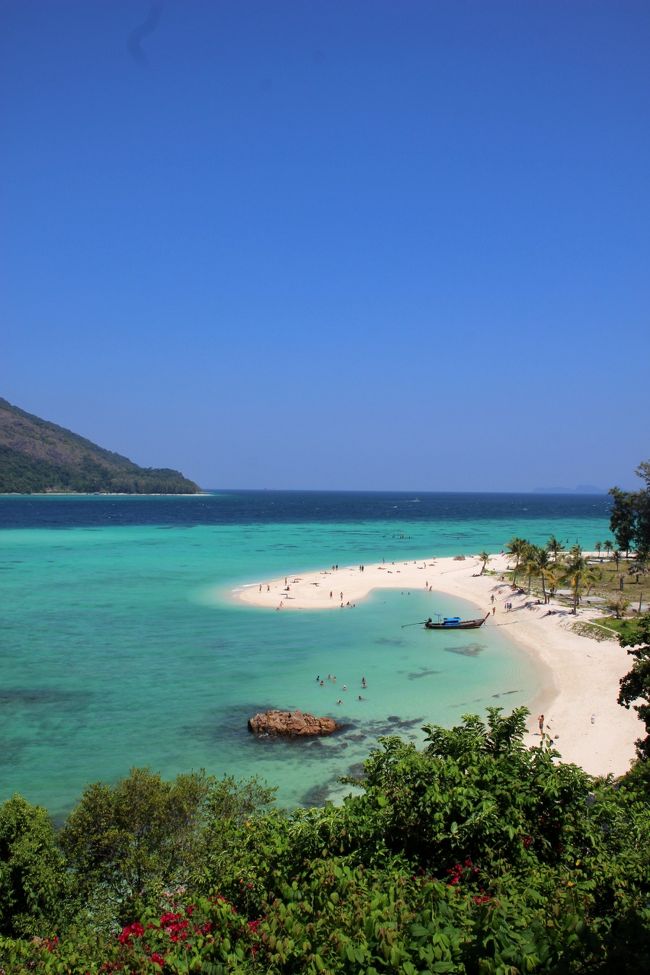 ☆Sandbar View from Mountain Resort Restaurant @ Koh Lipe Thai<br /><br />昨日も今日も雲一つありませんが<br />海の透明度はなぜか今日の方がだいぶいい感じです。<br />外洋に波が立っているのは同じだけど<br />おそらく風向きが少し違うので浅瀬(ラグーン)の砂が<br />巻き込まれていないのかも。