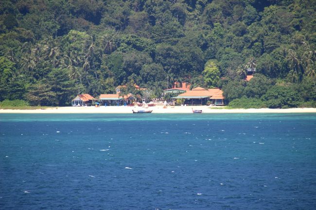 ☆Koh Adang View from Mountain Resort Restaurant @ Koh Lipe Thai<br /><br />Mountain Resortの真正面に見えるKoh Adangのリゾート施設。<br />私が初めて訪れた８年以上前から公には使用禁止されていましたが<br />ようやく許可がおりたのか現在は利用されているようです。<br />でもKoh Adangは基本的には民間リゾートは営業できないので<br />一般的なリゾートホテルではないようです。<br />