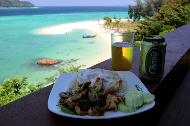 ☆My Lunch , Mountain Resort Restaurant @ Koh Lipe Thai<br /><br />昼食はタイ料理の定番、ガパオガイ・カイダーウ。<br />日本語に訳せばピリ辛チキンのホーリーバジル炒め卵焼きのせ。