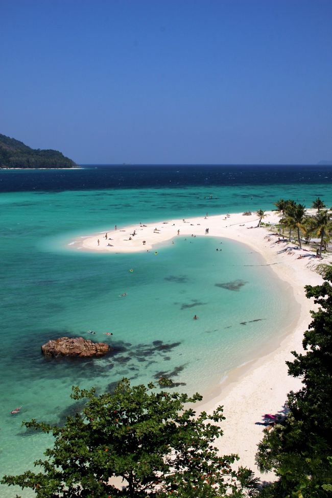 ☆Sandbar View from Mountain Resort Restaurant @ Koh Lipe Thai<br /><br />海流などによって舌状に伸びた砂浜は日本では砂嘴(サシ)と呼び<br />対岸に繋がったり、繋がる寸前の状態を砂州(＝砂洲)と呼びます。<br />ただ砂嘴と砂州に明確な区分基準はないようです。<br />モルディブなどのように海上にポツンと珊瑚砂が堆積してできた島も<br />日本では砂州と呼ぶので地学的にはややこしいくなっています。<br /><br />英語なら砂嘴はSand Bar で海上にポツンと珊瑚砂が堆積してできた島は<br />Sand Bankと区別することが多いですが<br />画像検索するとやはりSand Barと Sand Barに明確な区別はないようです。<br />