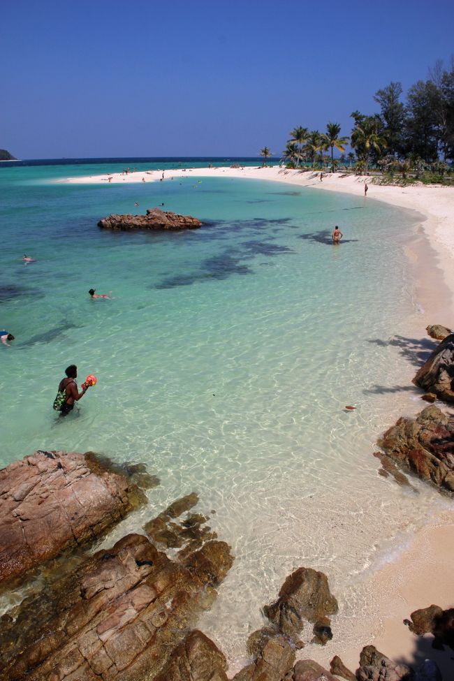 ☆Sandbar View from Mountain Resort Entrance stairs  @ Koh Lipe Thai<br /><br />タイでこの程度の透明な海なら他の離島にもありますが<br />何と言ってもここはホテルの真ん前です。<br />部屋から水着のままでこの海にドボンと入れるわけですから<br />最高の贅沢ですよね。<br />