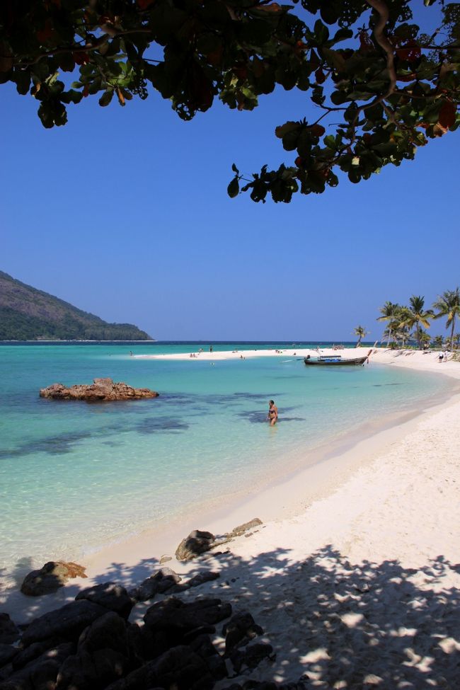 ☆Sandbar View from Mountain Resort Entrance stairs  @ Koh Lipe Thai<br /><br />Mountain Resort前のビーチはご覧のように景色が素晴らしいのはもちろん<br />この時期（乾期）は砂州が防波堤の役目をしてくれるので<br />波が穏やかな日がほとんどです。<br />小さなお子さんの海遊びにも最適です。<br />ただリペ島に来ることじたいがシンドイかも（苦笑）。<br />