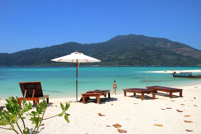 ☆Sandbar View from Mountain Resort Beach @ Koh Lipe Thai<br /><br />タイの乾期は晴天が続き一年で一番過ごしやすい時期ですが<br />そこはやはり熱帯、炎天下は暑いので多くのゲストは日影でのんびりしています。