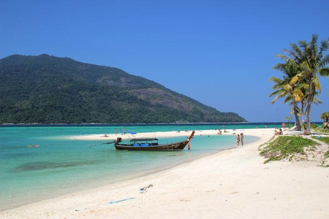 ☆Sandbar View from Mountain Resort Beach @ Koh Lipe Thai<br /><br />椰子の木のある場所からは『The Point Resort』がオープン予定だったけど<br />もう４年も工事が中断したまま。