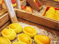 こちらは絶対に来ようと思っていた豊味果品さん！
台湾さんの果物をもっと広めたいとオープンした割と新しめなお店。
店頭には色あざやかなフルーツが並べられていて、とても綺麗。