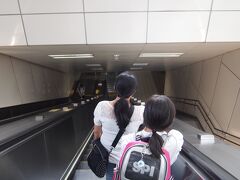 迪化街を抜けて少し歩くと大橋頭駅に到着！
中和新蘆線というメトロに乗ります。割と新しい駅なのかとても綺麗でした。
目的は２つ先の中山國小駅です！