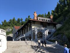 この階段を
自然の美しさが魅力のスロヴェニアでは、ユリアンアルプスという、スイスやオーストリアに代表されるアルプスの山並みにも引けをとらない風景が知られていますが、それだけではありません。世界遺産のシュコツヤン鍾乳洞をはじめ、なんと１万近い鍾乳洞が発見されていて、観光客の人気を集めています。その中でも最大規模の鍾乳洞がポストイナ！

ポストイナ鍾乳洞の存在は中世のころから知られていたのですが、正式に調査され始めたのは１９世紀に入ってからのこと。全長約２７キロメートルにも及ぶ洞窟は、ピヴカ川の澄み切った綺麗な水を吸収し、石灰岩が削られて、１０万年もの年月をかけて形成されてきました。