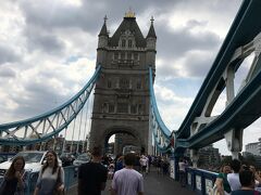 ロンドン塔を出たら、テムズ川に架かる「タワー・ブリッジ」へ。
いつも見るだけで、歩いて渡った事なかったので、初めてで嬉しい♪