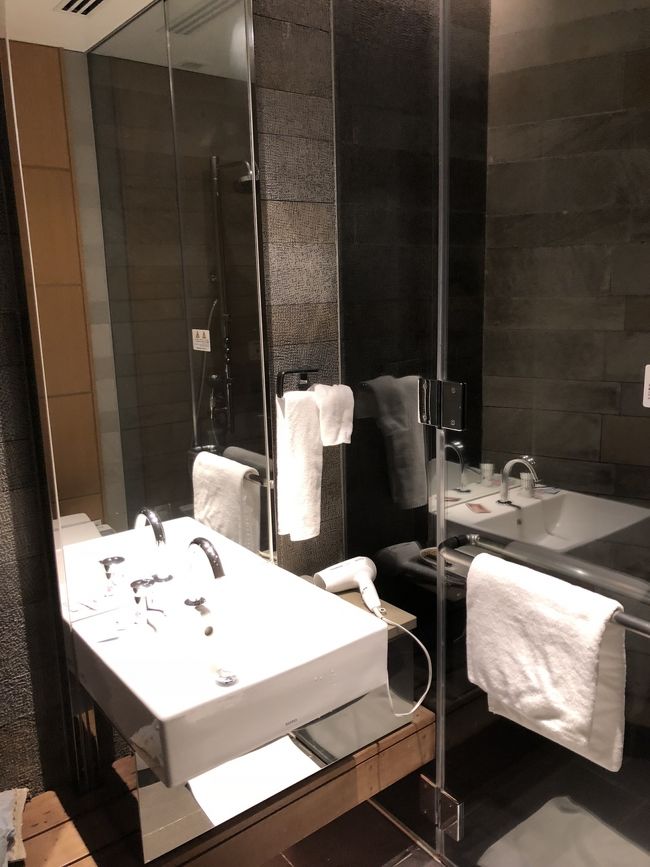 30分くらいで呼ばれた！<br />いつもは羽田の有料シャワーだけど、さすがラウンジ！なんかゴージャス‼︎<br />写ってないけど、洗面台の手前にトイレもあります。