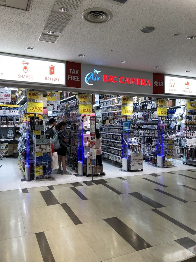 旦那氏、どうしてもGo Proが欲しいと、空港着いて早々に電気屋めぐり。<br />第2ターミナルにはビックカメラとカメラのキタムラがありました。<br />まずビックカメラ覗いてみるも、うーん、あんまりお安くない…。ま、空港だしこんなもんか、と。<br />一応キタムラも見てみるか、と軽い気持ちで見に行ってびっくり‼︎<br />キタムラでは、ビックカメラで売ってるGo Pro5（旧機種）とそんなに変わらない値段でGo Pro6（最新機種）が‼︎<br />価格ドットコムで見た最安値にほぼ近い値段‼︎<br />即買いです。<br />店員さんに、なんでこんなに安いんですか⁈と聞いたら、「頑張ってます‼︎（親指ビシッ！）」とのこと。ほんとありがとうございます‼︎<br />興奮のあまり、キタムラの写真は撮り忘れましたが…。