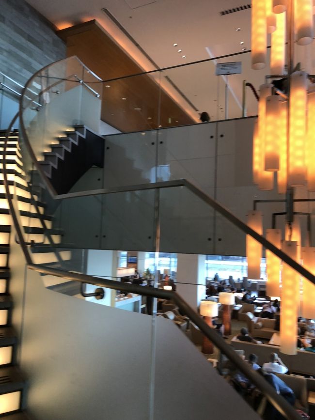 シャワー浴びてさっぱりしたら、早めの夜ごはん。<br />おぉー！ここ、テレビとかでよく見る‼︎<br />この時18時前だったけど、満席に近い状態で、ご飯食べない人はダイニングから出てってね的なアナウンスされてました。