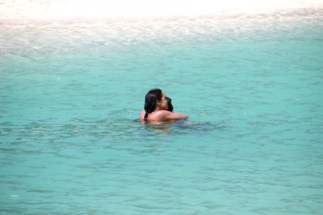 ☆Sandbar View from Karma Beach @ Koh Lipe Thai<br /><br />あっちでLove Love,こっちでLove Love・・・(#^_^#;)。<br />そんな気分にさせてくれるLovers Paradise。