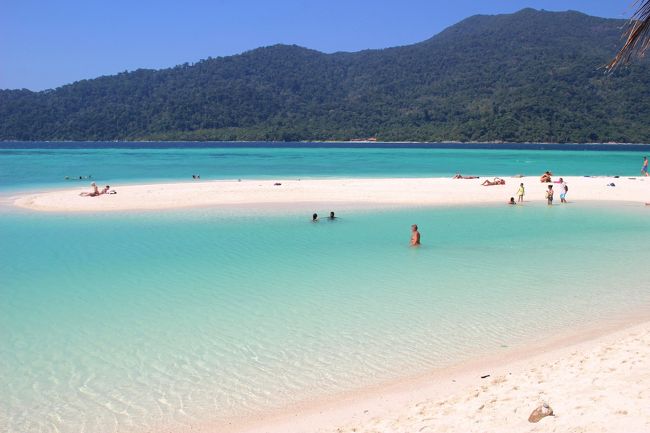 ☆Sandbar View from Karma Beach @ Koh Lipe Thai<br /><br />遠浅の青い海の表現には<br />ターコイズブルー、シャンパンブルー、ミルキーブルー、<br />セルリアンブルー、ライトブルー、アクアマリン、ラリマーブルー、など<br />様々な言葉がありますが<br />皆さんなら何色と表現しますか？<br />