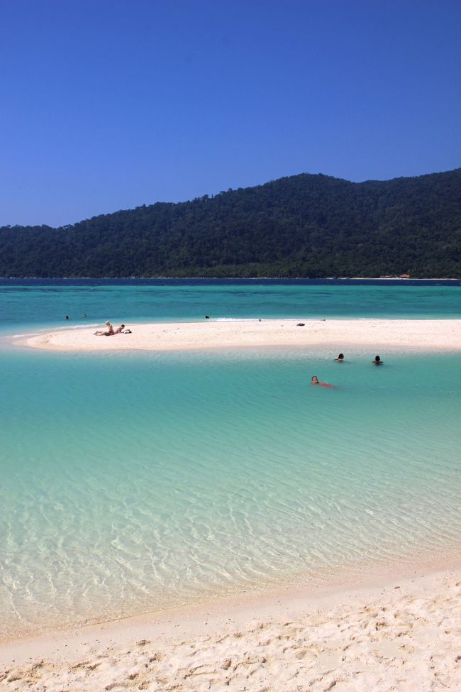 ☆Sandbar View from Karma Beach @ Koh Lipe Thai<br /><br />この美しい海色は<br />海が深すぎても浅すぎてもダメ、<br />水が透明過ぎても濁りすぎてもダメ<br />全てが微妙なバランスがあっての海色です。<br />