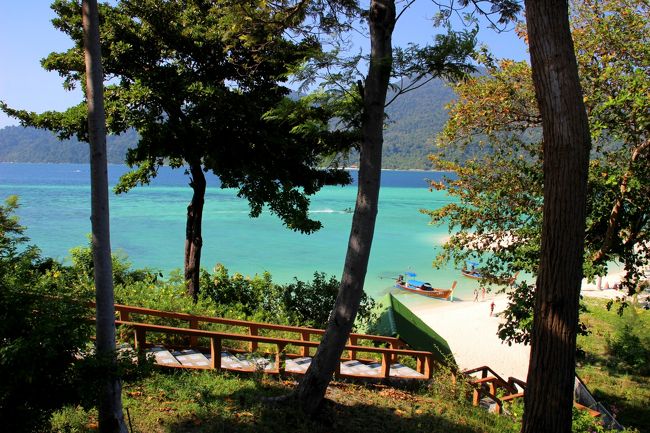 ☆Sandbar View from Mountain Resort , #16 @ Koh Lipe Thai<br /><br />来年もこの部屋が理想だったのですが<br />６月初旬に予約をお願いしたら来年は残念ながら塞がっているとの事(ーー;)。<br />ま、仕方ないので#17号で予約を取りました。<br />#1７は#16に比べたら若干眺めは劣りますが<br />それでもカテゴリーはガーデンビューながら<br />実質はシービューです。
