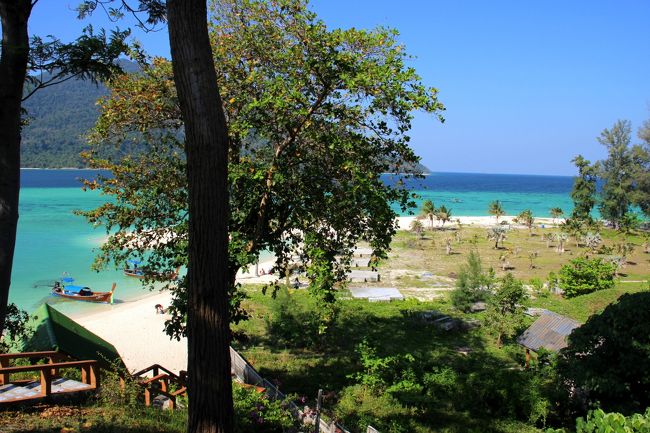 ☆Sandbar View from Mountain Resort , #16 @ Koh Lipe Thai<br /><br />この景色が３倍の値段に値するかしないかは<br />それぞれの価値観ですが<br />ま、私にとっては年１の贅沢なので<br />このくらいなら頑張って奮発しています(^^ゞ。