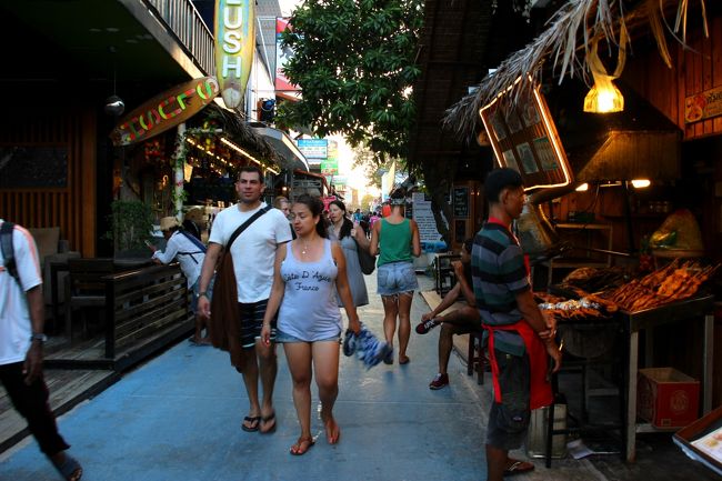☆Walking Street View @ Koh Lipe Thai<br /><br />夕方はサンセット観賞方々Pattaya Beachに行きました。<br />Mountain Resortは夕方６時から９時まで<br />Walking Street近くまで随時（約１５分間隔）で<br />無料の送迎サービスがあるので<br />気軽にPattaya BeachやWalking Streetまで出かけられます。<br />もちろん途中での昇降もOKです。