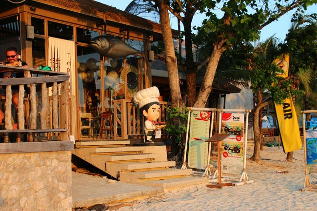 ☆Sugoi Teppan Yaki , Pattaya Beach @ Koh Lipe Thai<br /><br />今シーズン新規オープンした日本料理専門店『Sugoi Teppanyaki』<br />滅茶苦茶変な名前ですがお寿司はけっこう美味しかったです。<br />営業時間は18:00~22:00 毎週月曜定休日<br /><br />朝、『Sugoi Teppanyaki』前にはタイガーラインフェリーの<br />仮設受付デスクがオープンします。