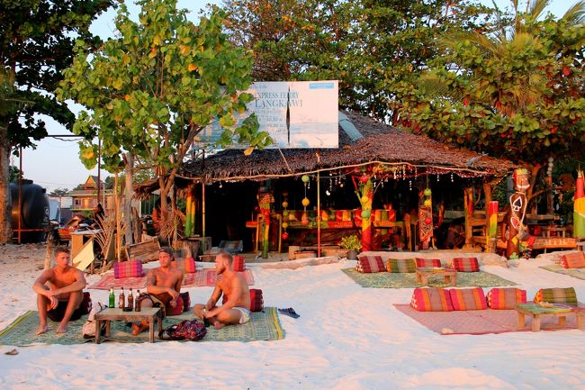 ☆Reggae Beach Bar , Pattaya Beach @ Koh Lipe Thai<br /><br />夕方、Pattaya Beachにはビーチバーや各リゾートが<br />夕日鑑賞用に寛ぎシートがオープンします。<br />ドリンクを注文すれば利用できます。<br />サンセットタイムサービスを催していて１ドリンクの値段で<br />２杯飲めたりします。<br />