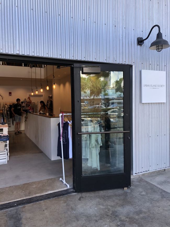 urban island societyってゆうなんだかオシャレなお店があったので、旦那のTシャツ購入しました。<br />結構お手頃価格でカワイイ柄のTシャツがいっぱいあった！<br />なんでも2018年の6月にオープンしたばっかりとか。店員さんは可愛らしい日本人の女性でした（オーナーさんかな？）<br />ウォールアートの場所がイマイチよくわからないので、こちらの店員さんに聞いたら親切にお店の前まで出てきて教えてくれました‼︎<br />