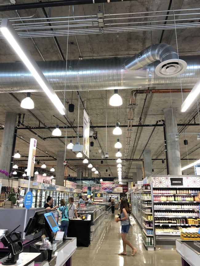 ものすごく広い！と噂だったのでどんなもんかと思ったけど、意外とそこまで広くないかな？コストコくらい？<br />でも食料品だけでコストコサイズってことは、広いか！<br />スーパーで買ったものを食べれるバーみたいなのが一階と二階にあるので、ここでランチとかするの楽しそう！