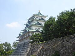 名古屋城。現在、完全木造化に向けて修元中のため天守閣には入ることができません。
木造化するにあたって、エレベーターをなくそうとしているそうですが、多くの反対もあり揉めているんだとか。