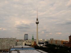 テレビ塔が見えました。
ベルリンは首都なのに空が広いなぁ～。