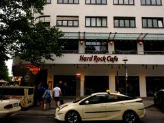 想像していたより地味なベルリンのハードロックカフェです。
今まで一番印象的なハードロックカフェはマラッカのハードロックカフェです。

店内に入り、Tシャツを購入しました。