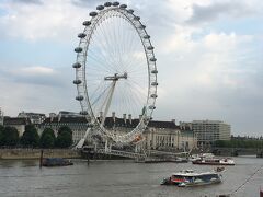 テムズ川へ出て、ハンガーフォード橋から巨大な「ロンドン・アイ」（観覧車）を眺めたら、ホテルへ帰ります。