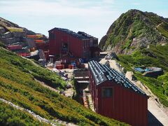 すごい所に建っている唐松岳頂上山荘