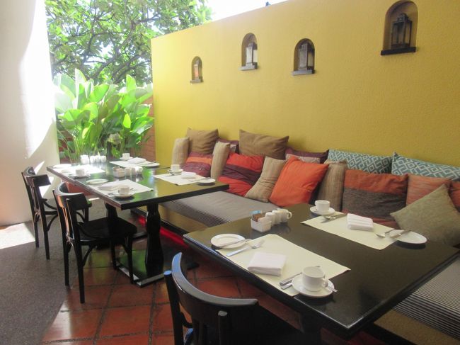 レストランの席はinsideかoutsideを選べます。やはり暑いので私たちは毎朝insideをリクエストしてました。